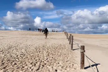 beachgoers-on-the-white-sand-dunes-of-leba-in-pola-2025-02-12-01-48-49-utc (Niestandardowe)_wynik