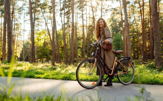 beautiful-woman-riding-bicycle-in-park-lifestyle-2025-03-09-15-24-38-utc (Niestandardowe)_wynik