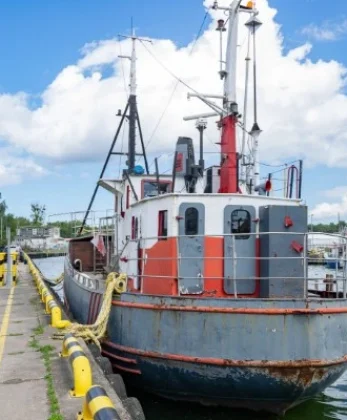 fishing-vessel-in-the-port-of-leba-2025-06-30-02-01-24-utc (Niestandardowe)_wynik